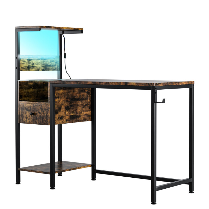 Bureau d'ordinateur brun avec station de charge et étagère, alignement réversible, construction, éclairage DEL, ports, crochet pour casque, prise électrique supplémentaire, rangement, configuration, qualité de fabrication.