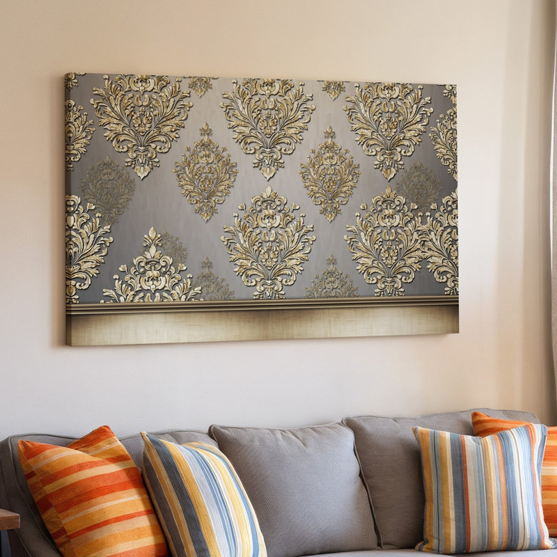 La toile crée un design de papier peint élégant avec un motif damassé complexe en or chatoyant contre un taupe doux