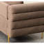 3 pattes brunes avec pattes dorées et coussins décoratifs pour un intérieur élégant et moderne