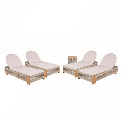 Cet ensemble de patio comprend 2 chaises longues, 2 coussins et 1 table d'appoint.