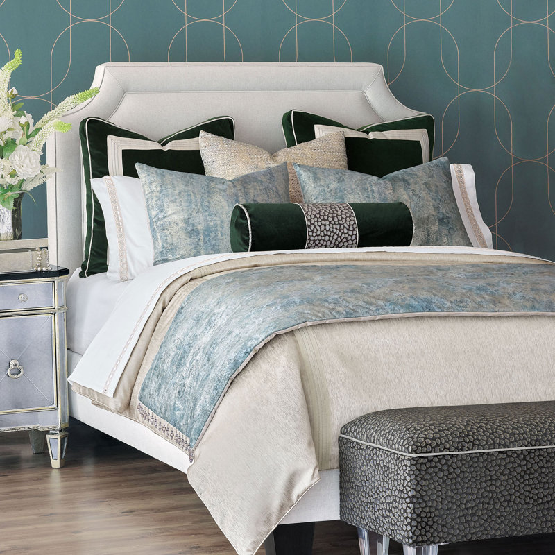 Esmeralda Abstract Bed Runner, King