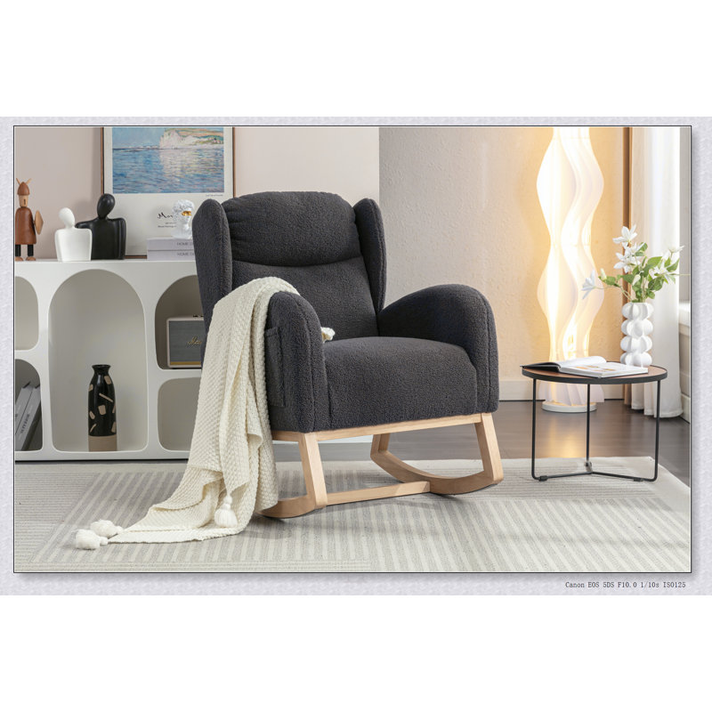 Chaise berçante ergonomique en tissu Teddy avec pieds en bois, offrant confort et sécurité pour la détente.