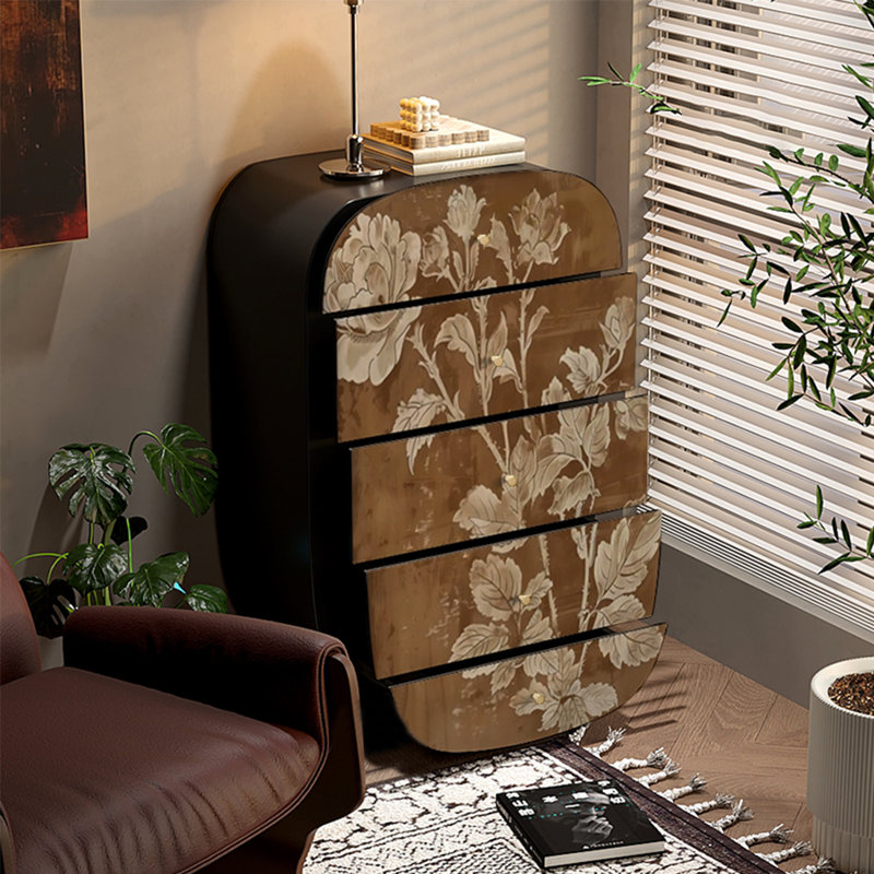 Une armoire de rangement rétro avec des motifs floraux