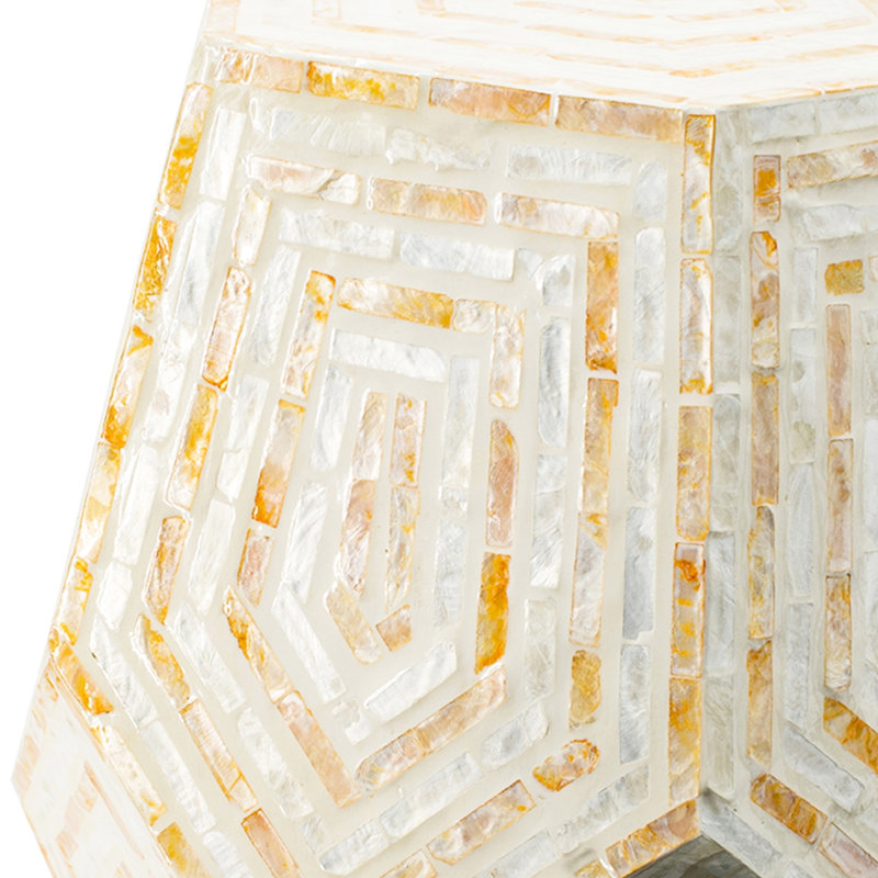 Tabouret Hexagonal Capes de 18 po x 18 po x 21 po, teintes crème et jaunes, incrustations en relief, formes en losanges, pouvant servir de table d'appoint avec abat-jours