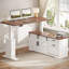 Bureau debout en L Farmhouse, bureau d'angle réglable en hauteur avec tiroirs de rangement, bureaux d'ordinateur debout avec prises de courant pour le bureau à domicile-514640358-272019776