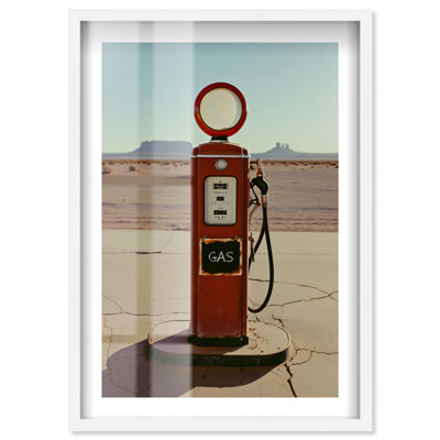 «Vintage Pump Shadowbox Print», reproduction de photo par Notoriart, cadre blanc, 36 x 54