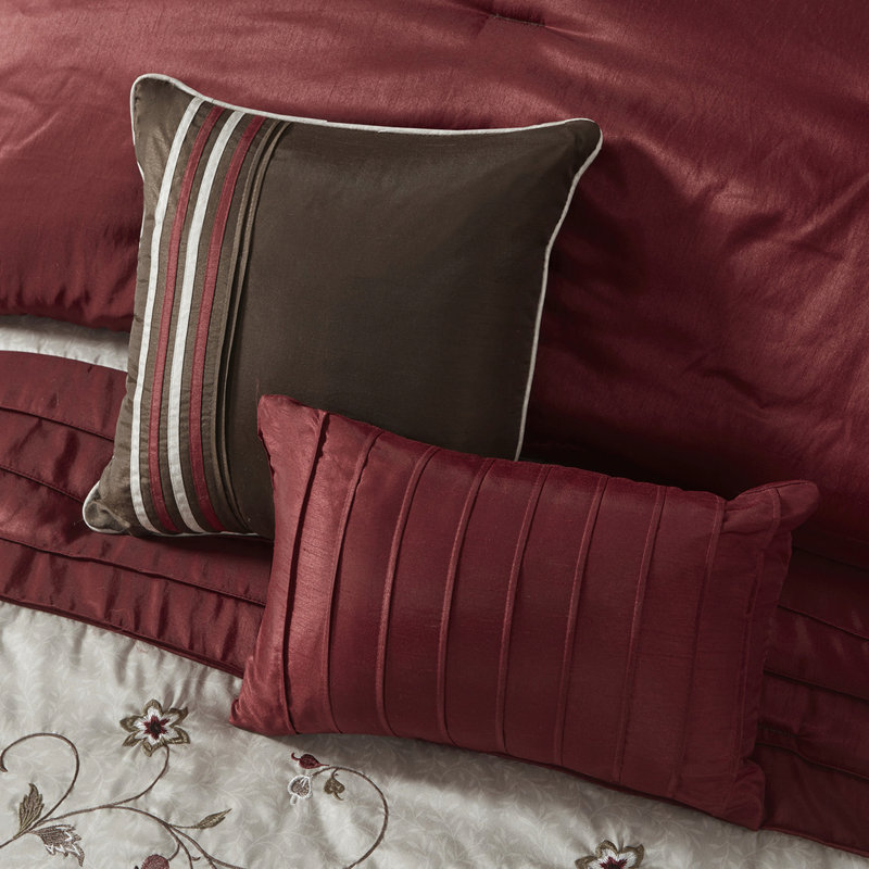Édredon 7 pièces Red King - motif brodé comprenant 1 édredon, 2 taies décoratives, 3 coussins décoratifs, jupe de lit, broderie élégante et détails décoratifs