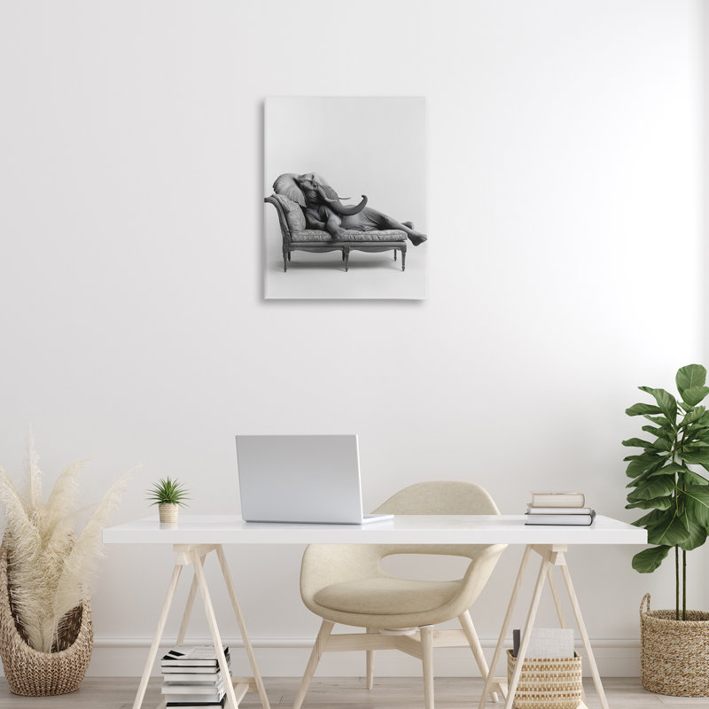 «Lounging Elephant on Chaise», art mural par Petal Prints Design, H 30 po x l 24 po