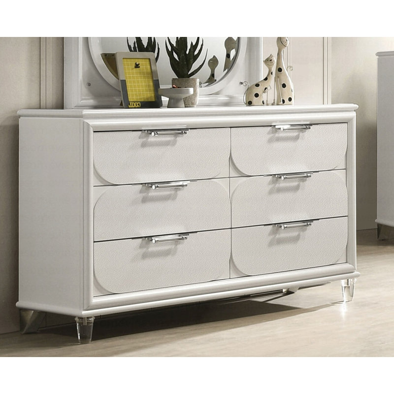 Commode contemporaine en acrylique blanc perle avec poignées en acrylique et panneaux en relief