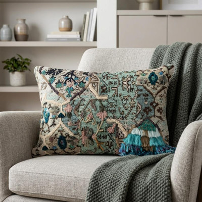 Coussin décoratif en coton beige et vert 14 po x 20 po avec frange