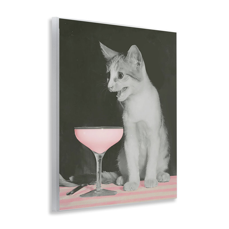  Chat et boisson rose, art mural par Daphne Polselli