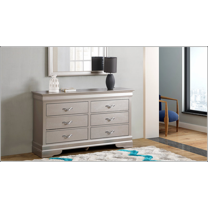 Commode Lorana G6500-D argent champagne avec poignées chromées et accents de faux cristal, alliant élégance traditionnelle et durabilité moderne