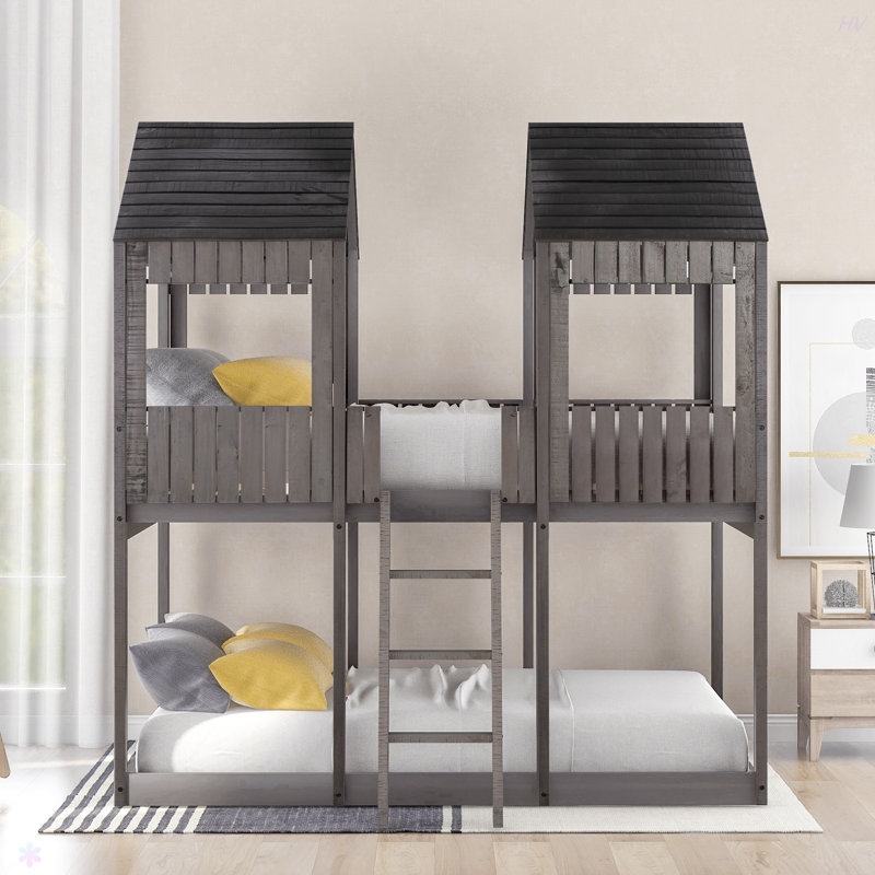 Lit superposé double au-dessus d'un lit double avec toit, fenêtre, garde-corps et échelle