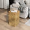 Table de bout MGO à colonne carrée aspect bois, H27,75 po, finition vieillie d'aspect bois, mélange avec différentes hauteurs, utilisation intérieure / extérieure, couleur naturelle