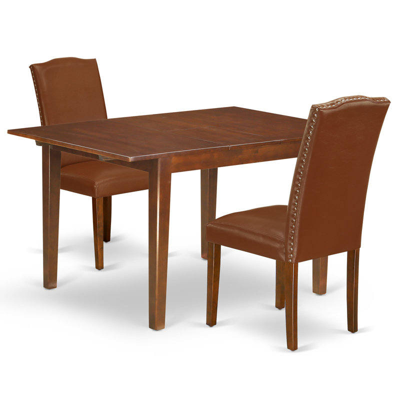L'ensemble de salle à manger 3 pièces comprend une table de salle à manger rectangulaire avec des feuilles papillon et 2 chaises rembourrées en similicuir brun, acajou