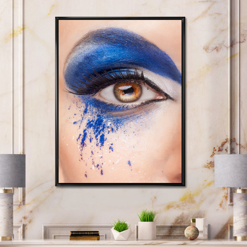 Gros plan sur un œil avec un maquillage bleu fantaisie - Photographie sur toile, Toile avec cadre noir