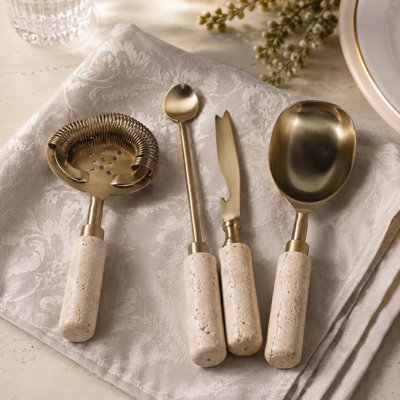 Coffret d'accessoires de bar en travertin et acier avec support, présenté dans un coffret-cadeau, idéal pour la préparation de cocktails à la maison. Accessoires de bar pour la table à manger. Ensemble de 4 pièces, 30 cm, crème et or.