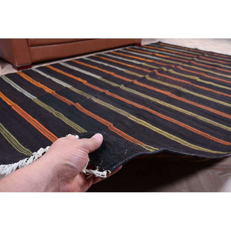 Tapis turc noir à rayures noires parfait pour rehausser l'esthétique de votre intérieur