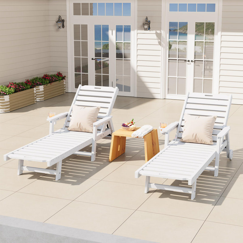Chaise longue d'extérieur en PEHD - Fauteuil inclinable réglable à 5 positions avec porte-gobelet et roulettes amovibles - Résistant aux intempéries près de la piscine, de la terrasse et de la chaise longue - Blanc