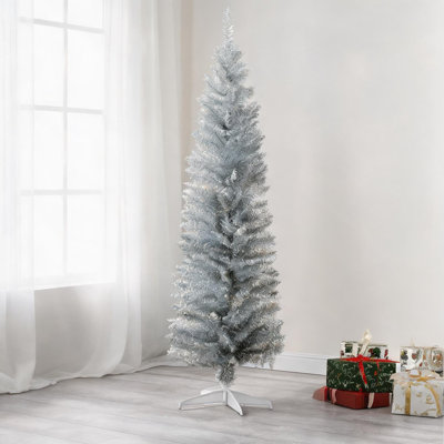 Sapin de Noël artificiel Cool Silver de 1,83 m (6 pieds) de long et mince, avec 390 extrémités de branches en PVC/PE et une base stable en plastique.