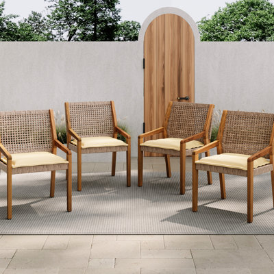 Ensemble de 4 chaises de jardin en bois, coussins crème, finition marron, assise confortable, montage rapide, dimensions : 59,7 cm (L) x 53,9 cm (l) x 81,3 cm (H), idéal pour le jardin.