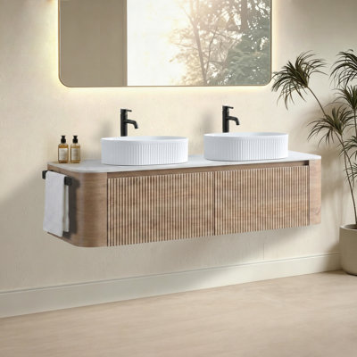 Meuble-lavabo de 60 po avec lavabo Erba, support mural en chêne miel avec porte-serviettes gratuit, conception de deux lavabos en céramique rayés ovales blancs, sans bonde ni robinet, pré-assemblé