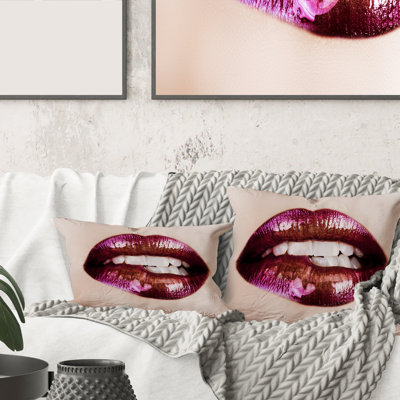 Gros plan sur la housse et la housse de coussin carré pour femme Lips