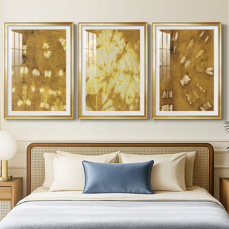 Turmeric Sunrise I - reproduction sur mesure encadrée de qualité supérieure - 3 pièces, H 21 po x l 30 po, Doré