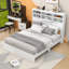Grand lit plateforme en bois avec tablettes et station de charge