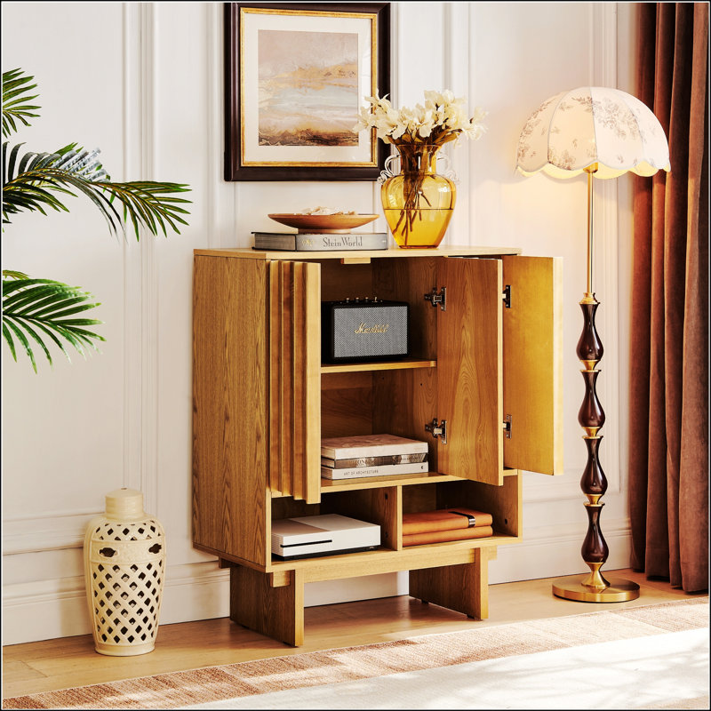 Buffet de style moderne du milieu du siècle avec étagères réglables et design à lattes grillagées pour un rangement polyvalent