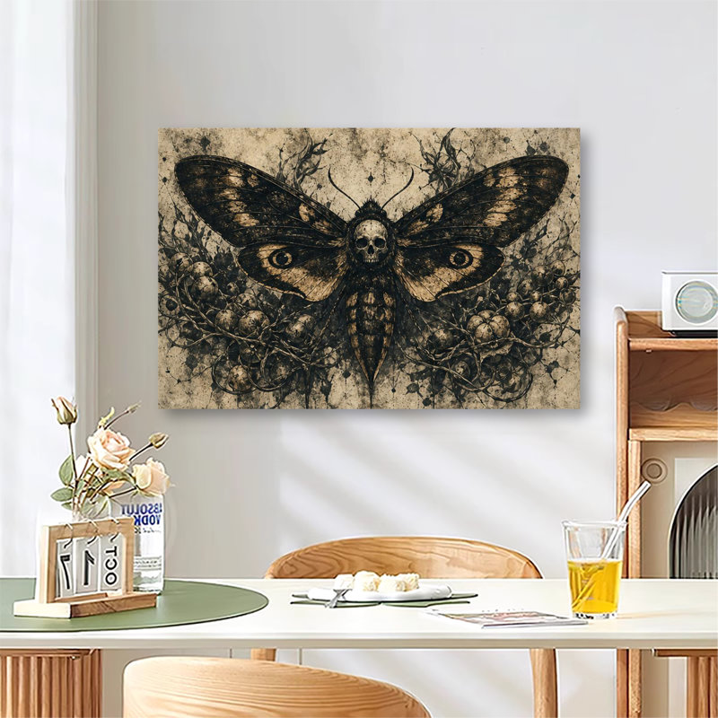 Tête de mort, papillon de nuit avec vignes torsadées et baies, 28 po x 40 po