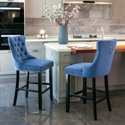 Tabourets de bar rembourrés en velours avec décoration capitonnée à boutons et pieds en bois, garniture cloutée chromée, chaises de bar de style loisir, tabourets de bar, ensemble de 2