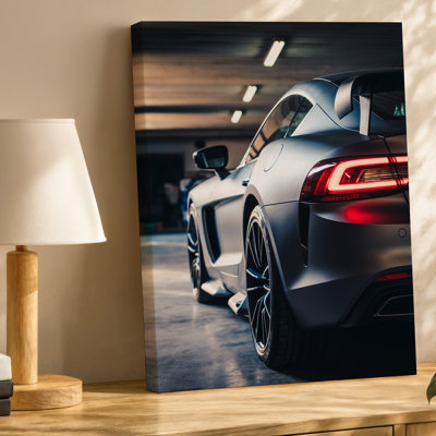 Toile Une élégante voiture de sport argentée est mise en valeur dans un garage à lumières tamisées présentant ses courbes aérodynamiques et son art mural sur toile