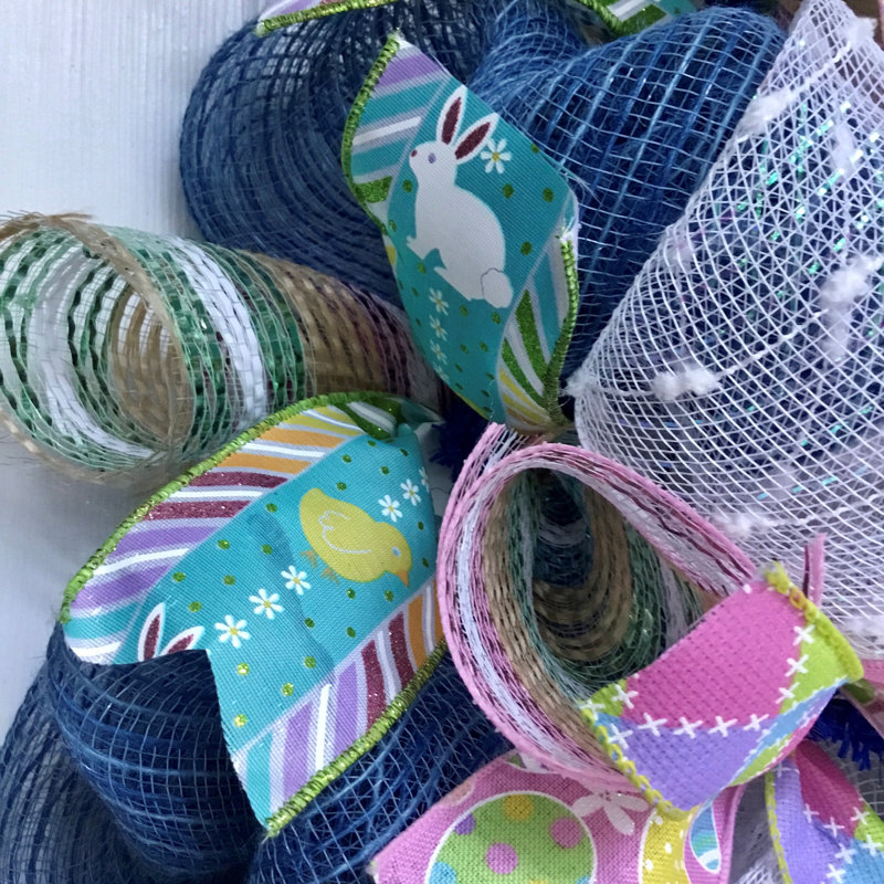 Couronne de Pâques avec camion et œufs colorés