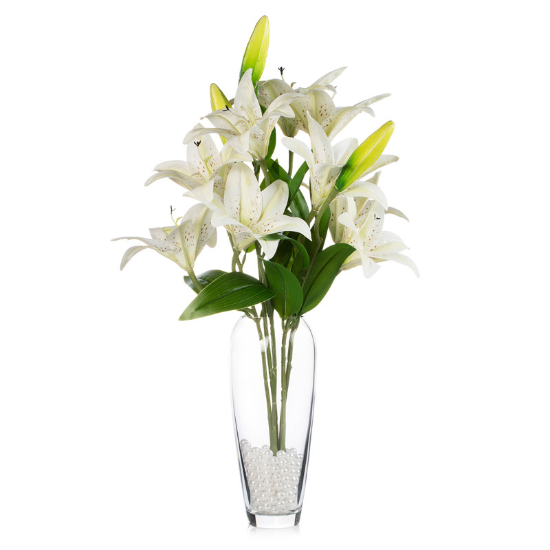 Arrangement de fleurs de lis dans un vase en verre