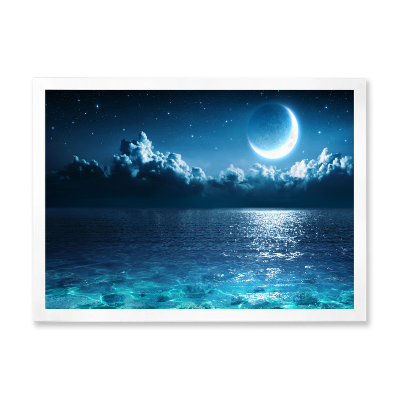 «Romantic Moon Over Deep Blue Sea I», photographie sur toile, H 30 po x l 40 po x 1,5 po, Cadre photo blanc