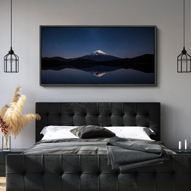 «Mount Fuji Reflection in Lake at Night», art mural sur toile - Photographie de montagne tranquille pour un décor contemporain ou minimaliste