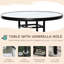 Ensemble de repas de 4 pièces pour terrasse - Beige. 2 chaises pliantes, parasol ajustable, table en verre texturé ondulé. Parfait pour une terrasse, une piscine ou un jardin. Structure en acier, cadre en matériau respirant.