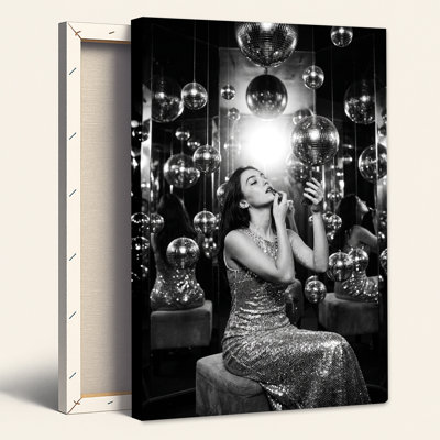 Femme en robe à paillettes au milieu de boules disco - Tableau sur toile noir et blanc