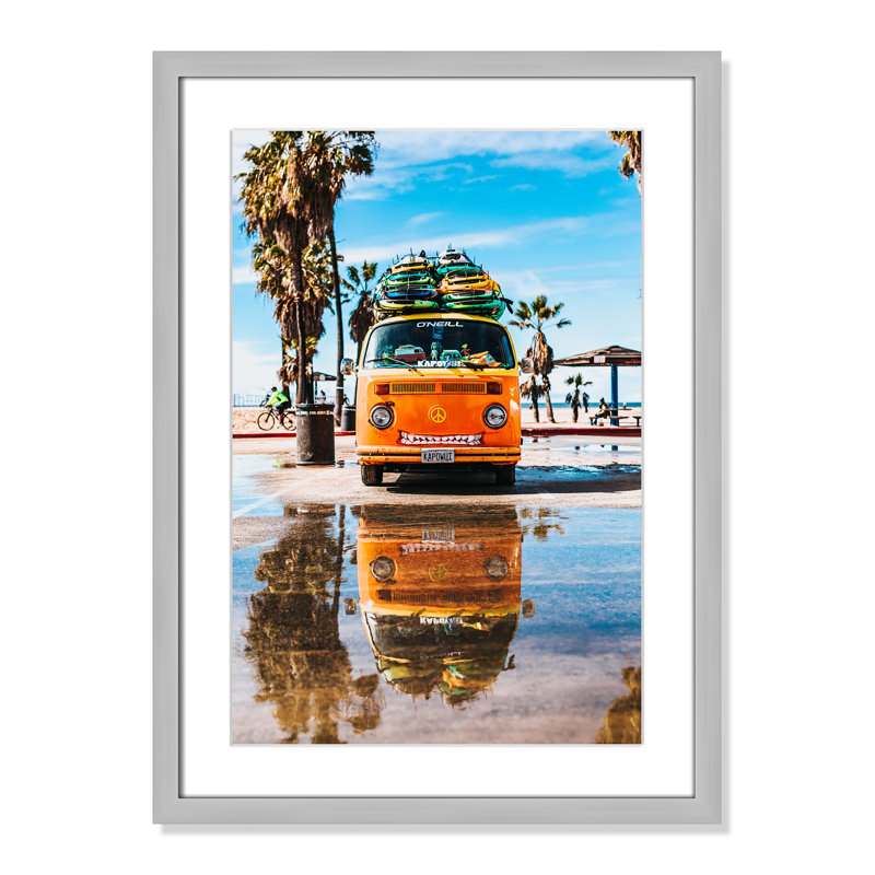 «Coastal Cruiser» par Tyler Nix, H 23 po x l 17 po x P 1,25 po, Encadré de boîte argent, Blanc mat