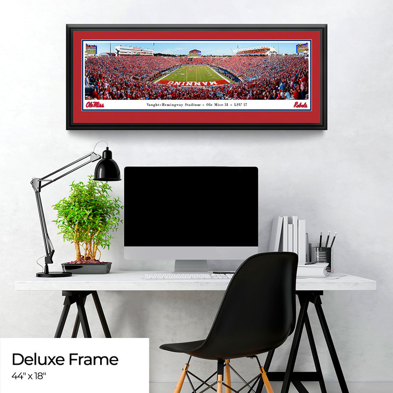 Impression panoramique Ole Miss Football, H 18 po x l 44 po x P 1,375 po, Cadre noir