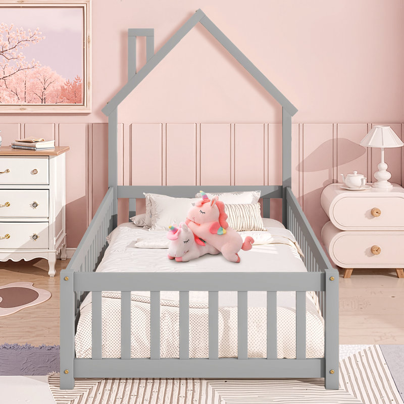 Structure de lit pour tout-petits Montessori, conception en bois de pin en forme de maison moderne avec garde-corps et tête de lit de style clôture