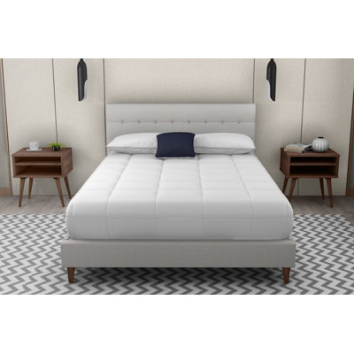 Grand lit tapissier avec 2 tables de chevet