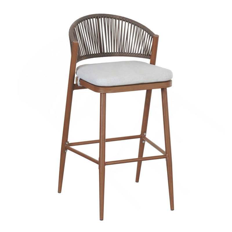 Tabourets de bar d'extérieur à structure en aluminium à hauteur de siège de 30,25 po avec dossier en forme de feston en rotin PE, ensemble de 2, finition teck