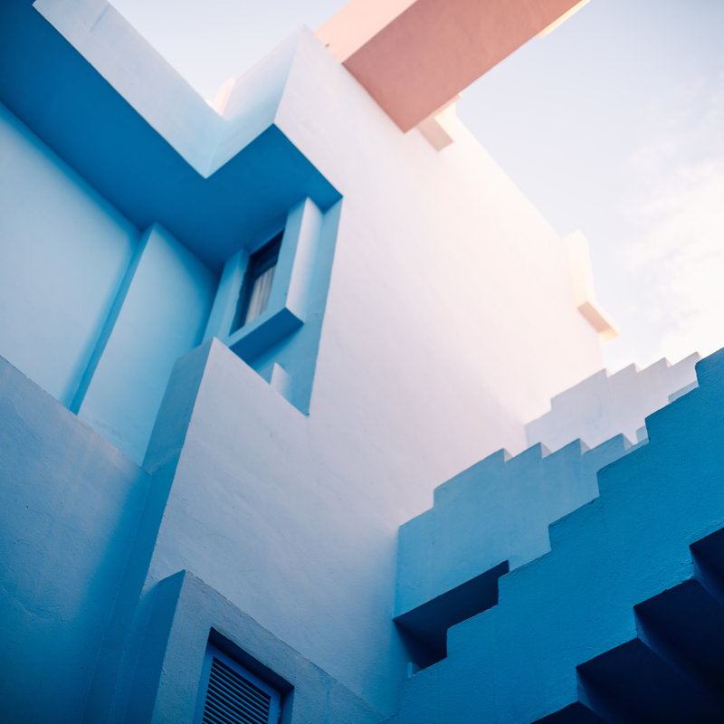 «Muralla Roja» par Raisazwart, Papier avec cadre unique doré, H 36 po x l 36 po, Non