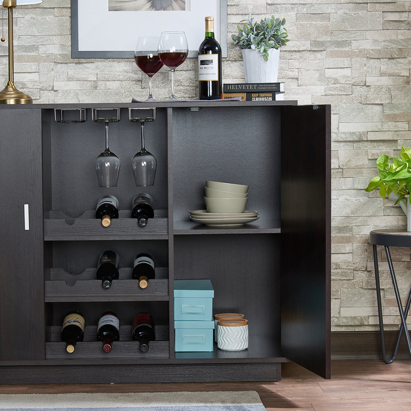 Armoire avec porte-bouteilles