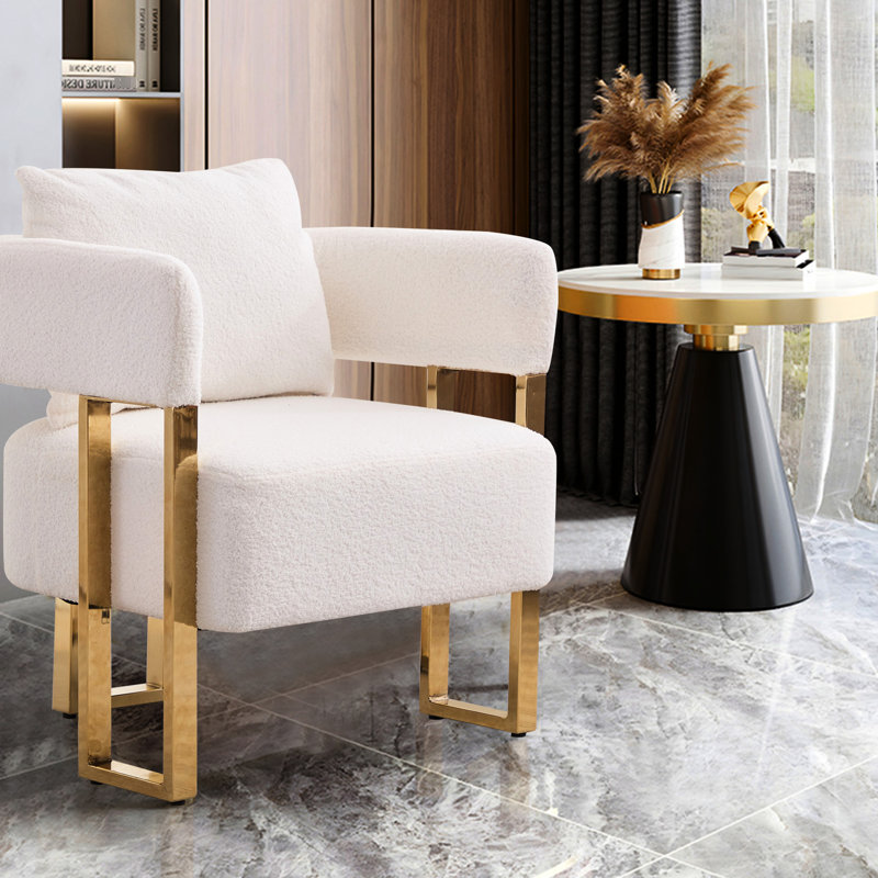 Élégante chaise blanche avec pieds et tissu polaire pour s'habiller