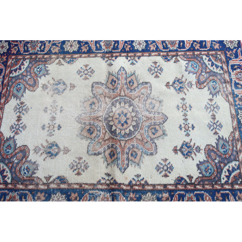 Tapis turc antique tissé à la main avec un motif floral bleu et beige, idéal pour les petits espaces