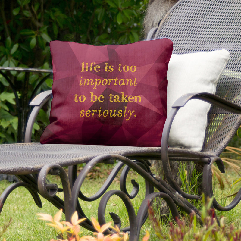 Coussin décoratif intérieur / extérieur Life and Levity, 18 po x 18 po, Spinelle / or