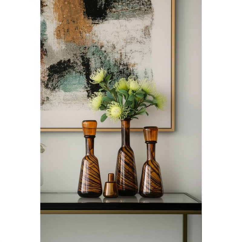 Ensemble de trois bouteilles décoratives en verre